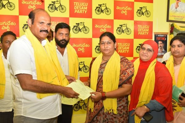 అభివృద్ధి విజయానికి శ్రీరామరక్ష   - అభ్యర్థులకు బి ఫారాలు అందజేసిన మంత్రి పార్థసారథి 