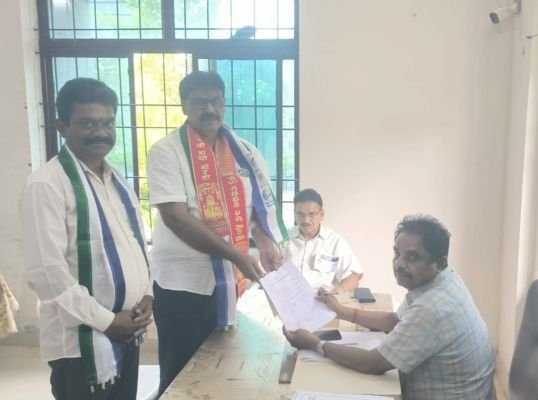 పొదలకూరు జడ్పీటీసీ వైసీపీ అభ్యర్థిగా బచ్చల సురేష్ కుమార్ రెడ్డి నామినేషన్
