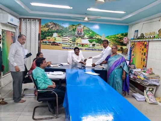 జడ్పీటీసీ, ఎంపీటీసీ నామినేషన్ల సందడి  జడ్పీటీసీకి 10, ఎంపీటీసీకి 26 నామినేషన్లు