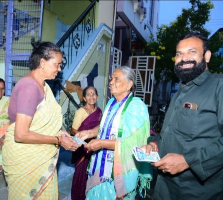 అనంతపురం 16వ డివిజన్‌లో దూసుకుపోతున్న వైయస్సార్‌సీపీ అభ్యర్థి కోనమ్మ సుడిగాలి పర్యటన