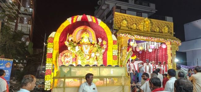 **భక్తిభావంతో అమ్మవారి వీడ్కోలు శోభాయాత్ర**  **కృష్ణా–గోదావరి సంగమం దిశగా లడక బజారు అమ్మవారి పయనం**