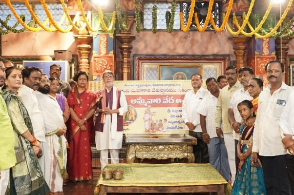 దసరా పర్వదినం.. శ్రీ ఉజ్జయిని మహాకాళి అమ్మవారిని దర్శించుకున్న పవన్ ఖేరా, డాక్టర్ కోట నీలిమ దంపతులు
