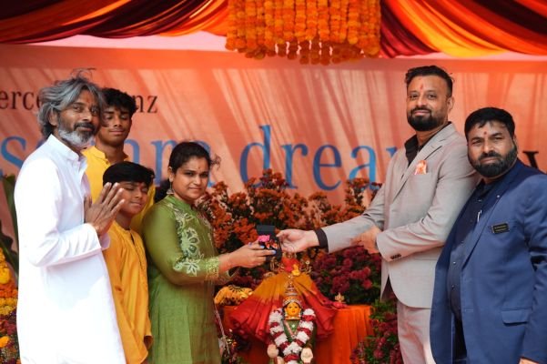 దసరా డ్రీమ్‌ డేస్‌ను ఘనంగా నిర్వహించిన మహావీర్‌ మోటార్స్‌  - పండుగ వేళ 50 మెర్సిడెస్‌ బెంజ్‌ కార్ల డెలివరీ