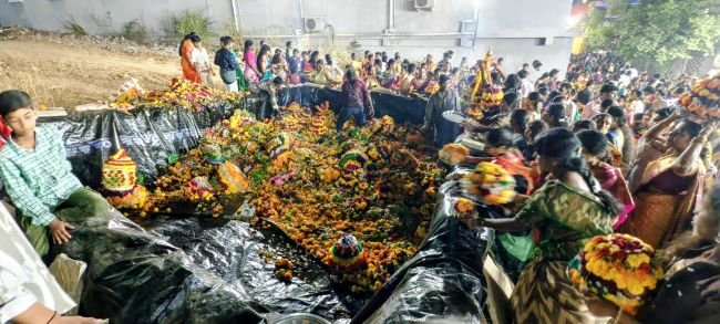 పాతబస్తీలో బతుకమ్మ నిమజ్జనానికి సరైన ఏర్పాట్లు లేక మహిళలకు ఇబ్బందులు