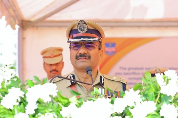  అమరుల త్యాగాలు పోలీసులకు స్ఫూర్తి: సైబరాబాద్ సీపీ డా. యం. రమేష్