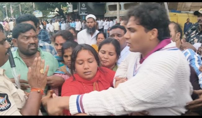 తొట్టంబేడు పోలింగ్ కేంద్రం వద్ద యుద్ధ వాతావరణం