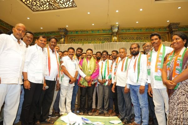 గ్రాడ్యుయేట్ ఎమ్మెల్సీ అభ్యర్థి రాంరెడ్డి సర్వోత్తమ్ రెడ్డిని మర్యాదపూర్వకంగా కలిసిన జిల్లా కాంగ్రెస్ నాయకులు మాలోత్ భోజ్య నాయక్