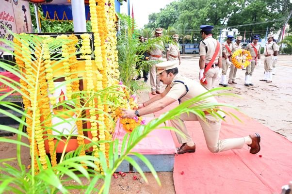 పోలీసు అమరవీరులకు ఘన నివాళులు    - జిల్లా ఎస్పీ తుషార్ డూడి  - విధి నిర్వహణలో అశువులు బాసిన అమరవీరుల త్యాగాలు చిరస్మరణీయం