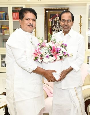 కేసిఆర్ కు శుభాకాంక్షలు తెలిపిన ఎమ్మెల్యే మాధవరం కృష్ణారావు  కార్యక్రమంలో పాల్గొన్న కార్పొరేటర్లు  కూకట్ పల్లి నియోజకవర్గ బిఆర్ఎస్ కోఆర్డినేటర్ రెడ్డి సతీష్ ఆరోరా