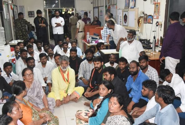 తిరుపతిలో హైటెన్షన్‌.. చెవిరెడ్డి కుటుంబం అరెస్ట్‌!  కలెక్టరేట్‌ వద్ద నిరసన.. పోలీస్‌స్టేషన్‌లోనూ ఆందోళన