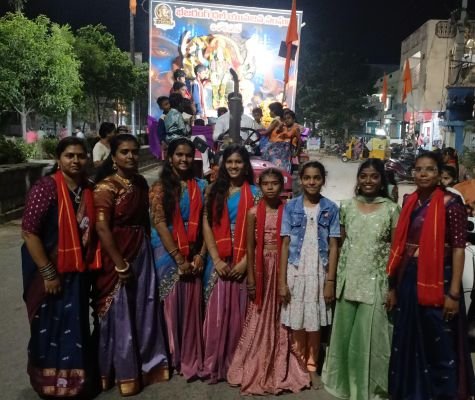 భక్తి పారవశ్యంలో దుర్గామాత నిమజ్జన శోభాయాత్ర --  సంప్రదాయ దుస్తుల్లో మహిళల సందడి..  -- భక్తి పాటలకు యువత నృత్యాలు..  -- బతుకమ్మలతో పండుగ శోభ