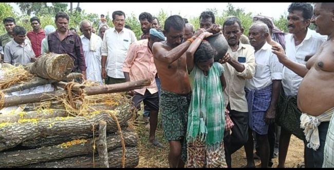 తండ్రి ఆఖరి కోరిక తీర్చిన చిన్నారి... కన్నీటితో వీడ్కోలు 