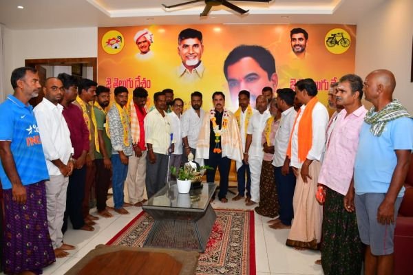కళ్యాణదుర్గం మున్సిపాలిటీలో వైసీపీకి మరో ఎదురుదెబ్బ  టీడీపీలో చేరిన 8 కుటుంబాలు.. మద్దతు తెలిపిన మరో 40 కుటుంబాలు  ఎమ్మెల్యే అమిలినేని సురేంద్రబాబు సమక్షంలో పార్టీలో చేరికలు