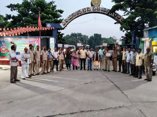 నల్ల బ్యాడ్జీలతో ఆర్టీసీ కార్మికుల నిరసన