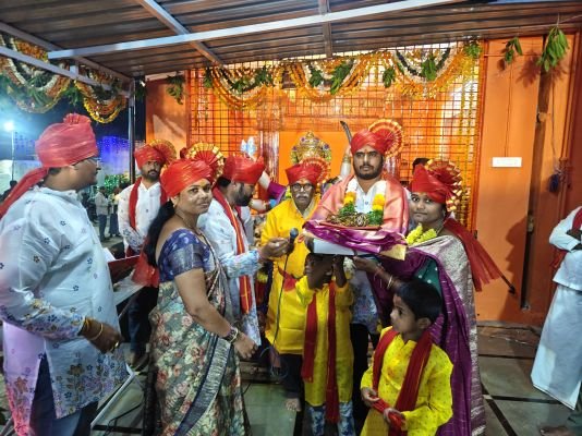 అమ్మవారి చీర వేలంపాటలో  రూ.2 లక్షలకు దక్కించుకున్న శీలం శివారెడ్డి
