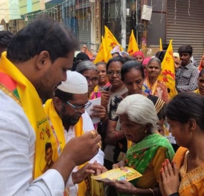 అట్టహాసంగా 13వ డివిజన్ టీడీపీ అభ్యర్థి కుర్లపల్లి విజయ్ కుమార్ ఆచారి ఎన్నికల ప్రచారం.. 