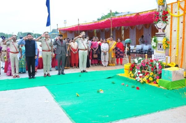 అమర వీరుల త్యాగాలు చిరస్మరణీయం : జిల్లా కలెక్టర్ నిశాంత్ కుమార్,ఎస్పీ ధీరజ్ కునుబిల్లి ప్రశంసలు 