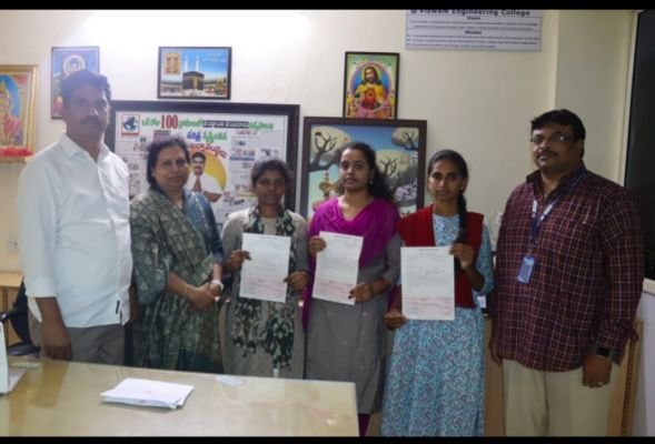 విశ్వం విద్యార్థినులకు సీతారాం జిందాల్ స్కాలర్ షిప్స్ : కళాశాల చైర్మన్ ఎం.ప్రభాకర్ రెడ్డి ప్రశంసలు