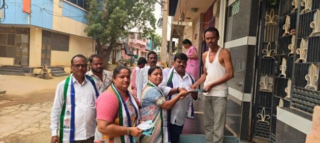 ధర్మవరంలో హోరెత్తిన వైఎస్సార్‌సీపీ ప్రచారం  19వ వార్డులో బొమ్మిశెట్టి పుష్పమని గెలుపే లక్ష్యంగా ఇంటింటి ప్రచారం  చైర్మన్ అభ్యర్థి కాచెర్ల ఆంజనేయులును, కౌన్సిలర్ అభ్యర్థి బొమ్మిశెట్టి పుష్పమనిని గెలిపించాలని విజ్ఞప్తి