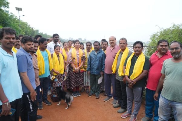 సైకిల్ గుర్తుపై ఓటు వేసి నన్ను మేయర్‌గా గెలిపించండి: టీడీపీ మేయర్ అభ్యర్థి నల్లమల్లి శ్రీ శిల్ప