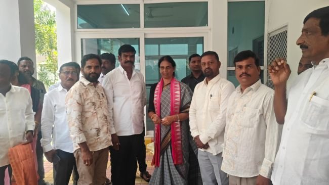 సబితమ్మకు దసరా శుభాకాంక్షలు తెలిపిన నాయకులు