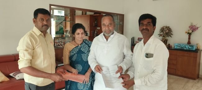ఎమ్మెల్యే అమర్ ఆశీస్సులతో జెడ్పీటీసీ అభ్యర్థులకు నామినేషన్ పత్రాలు
