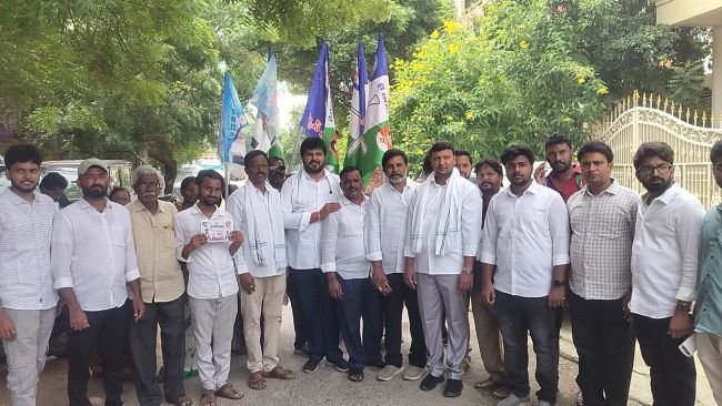 34వ డివిజన్‌లో వైసీపీ అభ్యర్థి సైఫుల్లా బేగ్  ప్రచార హోరు..   భారీగా తరలివచ్చిన కార్యకర్తలు, అభిమానులు