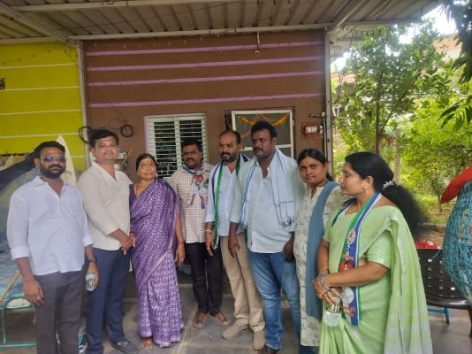 37వ డివిజన్‌లో వైసీపీ అభ్యర్థి బలరాం ఇంటింటి ప్రచార హోరు..  భారీగా తరలివచ్చిన కార్యకర్తలు, అభిమానులు.. ఎన్నికల ప్రచారంలో జోష్