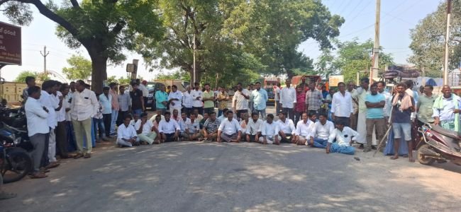 వడ్ల ధర తగ్గింపుపై రైతుల ధర్నా