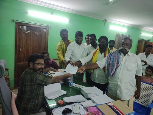 తిరుమలదేవిపేట ఎంపీటీసీ అభ్యర్థిగా తోట లక్ష్మీనారాయణ నామినేషన్ దాఖలు