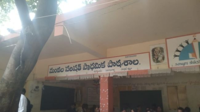 కరెంట్ లేక ఇబ్బందులు పడుతున్నా నామినేషన్ వేయడానికి వచ్చిన అభ్యర్థులు 