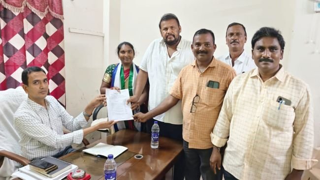 బిరదవోలు ఎంపీటీసీ వైసీపీ అభ్యర్థిగా ముడి రమ నామినేషన్