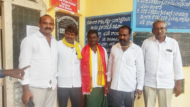 వత్సవాయిలో కొనసాగుతున్న నామినేషన్ల పర్వం పోలంపల్లి ఎంపీటీసీ అభ్యర్థిగా దారెళ్లి రాజు నామినేషన్