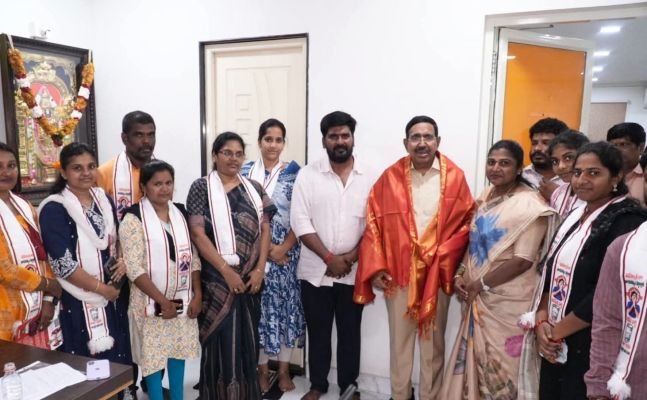 బీఫామ్ అందుకున్న అనంతరం ఆశీస్సులు తీసుకున్న 21వ డివిజన్ జనసేన అభ్యర్థి