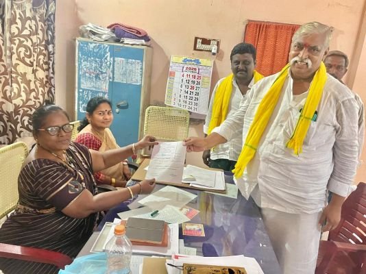 గుంటుపల్లి ఎంపీటీసీ అభ్యర్థిగా టీడీపీ తరఫున మాలినీడి గోవిందరావు నామినేషన్ దాఖలు  ఎన్నికల బరిలోకి టీడీపీ అభ్యర్థి.. అధికారులకు నామినేషన్ పత్రాల సమర్పణ