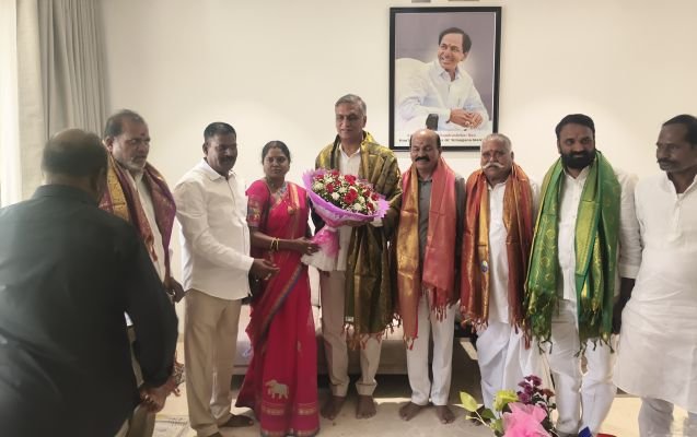 హరీశ్‌రావును కలిసిన బీఆర్ఎస్ నేతలు  ఎమ్మెల్యే చింతా ప్రభాకర్‌తో కలిసి