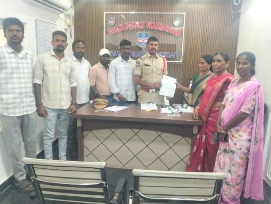 బ్యానర్లు చింపిన వారిని గుర్తించాలని సీఐ కి ఫిర్యాదు చేసిన సర్పంచ్