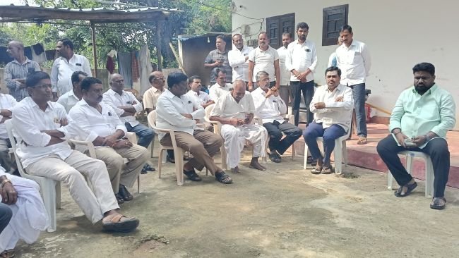 మాజీ సర్పంచ్ కొత్త రంగారెడ్డి కుటుంబానికి మాజీ ఎమ్మెల్యే మహేష్ రెడ్డి పరామర్శ