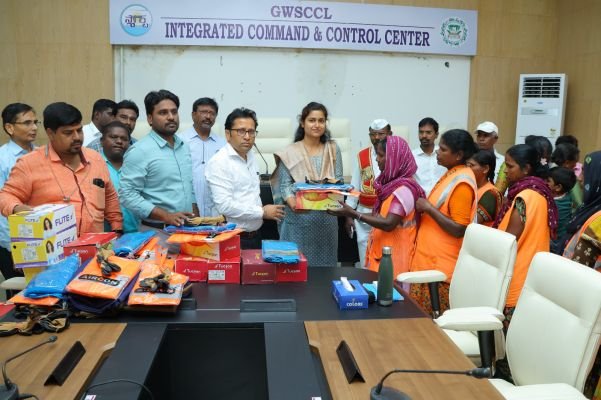 పారిశుద్ధ కార్మికుల భద్రతకు ప్రాధాన్యత-విధి నిర్వహణలో తప్పనిసరిగా రక్షణ పరికరాలు వినియోగించాలి