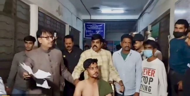 శంషాబాద్‌లో యువకులపై దాడి కలకలం