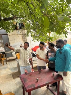రేయ్ బండి పక్కన పెట్టు_   ---నేను ఈ నగరంలో ఒక సామాన్యుడిని  --- _ట్రాఫిక్ సమస్య మనము ఇచ్చిన హామీలలో ఒకటి_   ---మనమే రోడ్డుకు అడ్డం పెడితే ఎలా?   --- _వైకాపా మేయర్ అభ్యర్థి రమేష్ గౌడ్ సీరియస్_ 