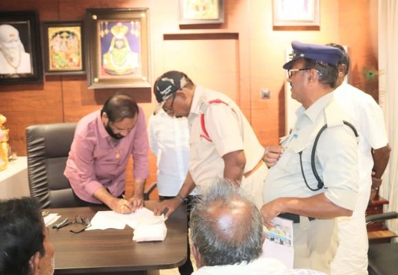 మాజీ మంత్రి నల్లపరెడ్డి హౌస్ అరెస్ట్, నోటీసులు!