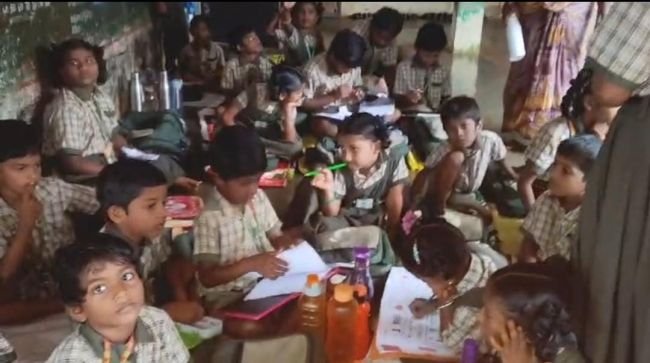బడిలో పిల్లల కష్టాలు - వర్షంలోనే చదువులు