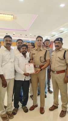 పోలీసుల త్యాగాలు మరువలేనివి... పరకాల మున్సిపల్ 9వ వార్డు కౌన్సిలర్ బెజ్జంకి పూర్ణ చారి... రక్తదానం చేసిన కౌన్సిలర్, పరకాల మండల స్వర్ణకార సంఘం అధ్యక్షులు బెజ్జంకి పూర్ణ చారి