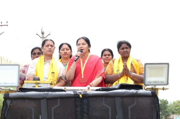  ‘చెప్పాం.. చేస్తున్నాం’ ఇంటింటి ప్రచారంలో ఎమ్మెల్యే వేమిరెడ్డి ప్రశాంతి రెడ్డి