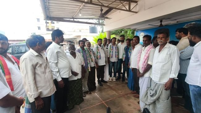 కుదరవల్లిలో టీడీపీకి షాక్‌.. వైసీపీలో చేరిన 20 కుటుంబాలు