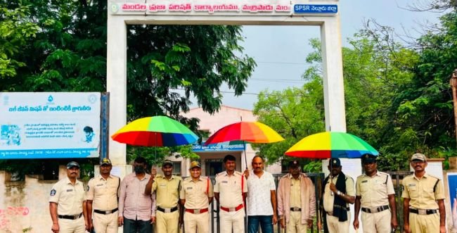 ఏడతెరపి లేని వర్షంలో విధులు నిర్వహిస్తున్న పోలీసులు