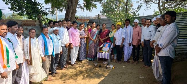 మృతి చెందిన కుటుంబాన్ని పరామర్శించిన డీసీసీ అధ్యక్షురాలు ఆత్రం సుగుణక్క