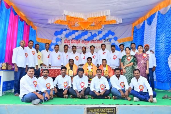 ఘనంగా పూర్వ విద్యార్థుల సిల్వర్ జూబ్లీ వేడుక 