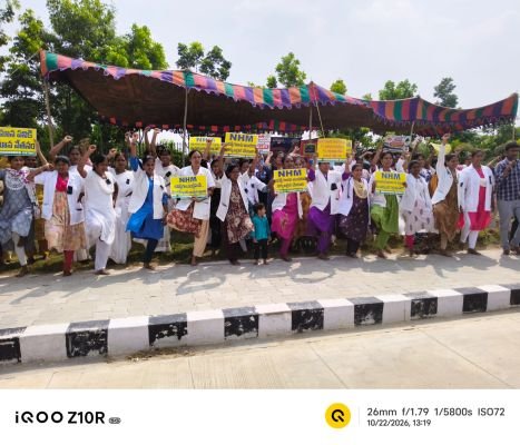 నాగర్ కర్నూలు లో ఒంటి  కాలిపై నిలబడి ఎన్‌హెచ్‌ఎం ఉద్యోగుల నిరసన